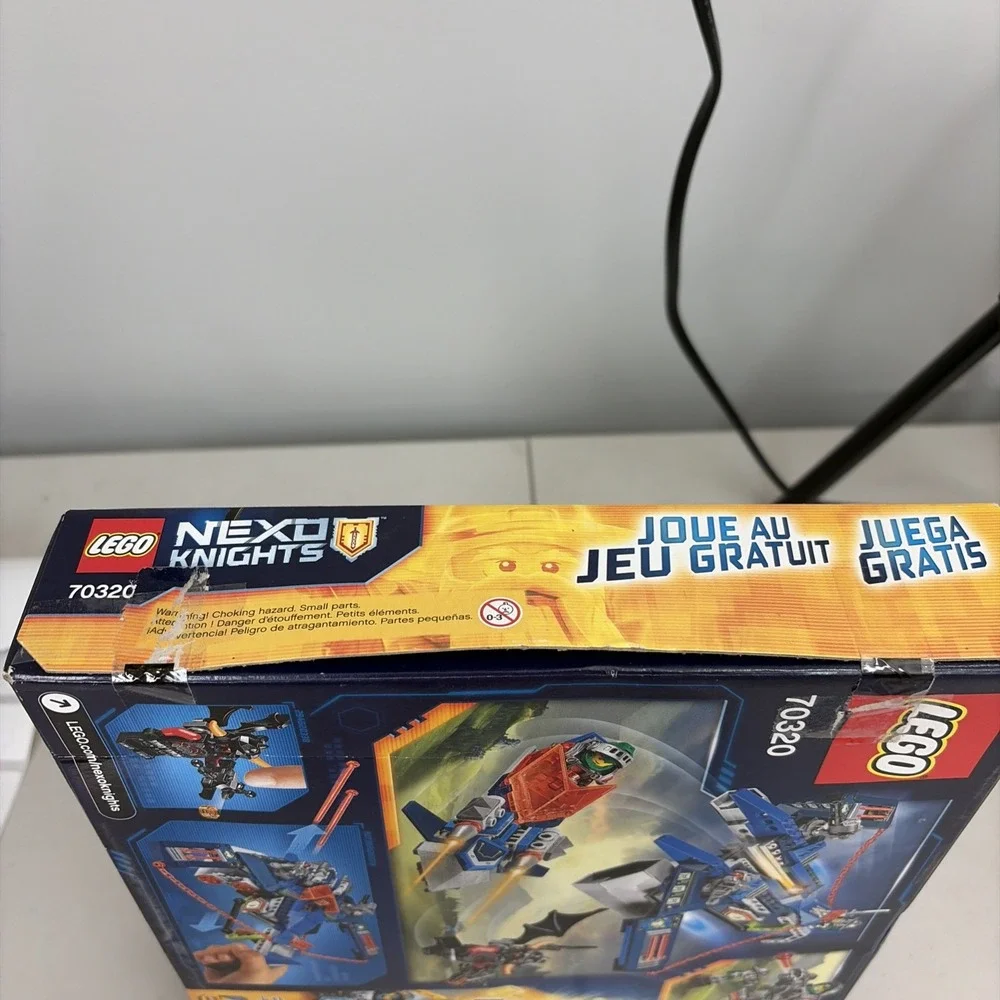 70320 LEGO Nexo Knights Season 2 Aaron Fox's Aero-Striker V2 New Opened Box